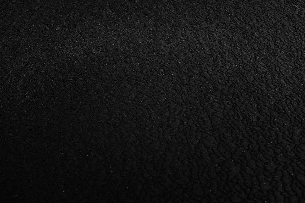 Composição abstrata em tons escuros com fluxos de cor, representando arquitetura de dados